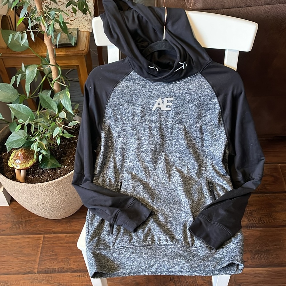 American Eagle hoodie with two zippered pockets